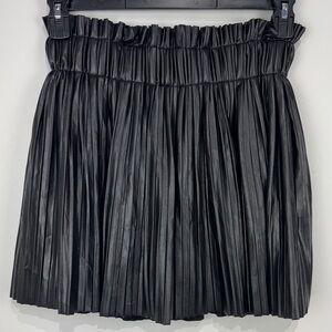 NWT DO+BE Black Faux Leather Mini Pleated Skirt. Size Medium